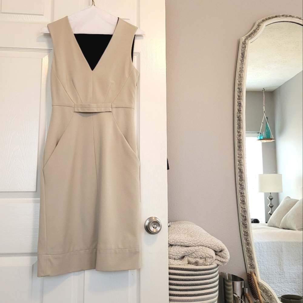 Diane von Furstenberg beige Thick Stretch V-neck Pocket work dress size 2